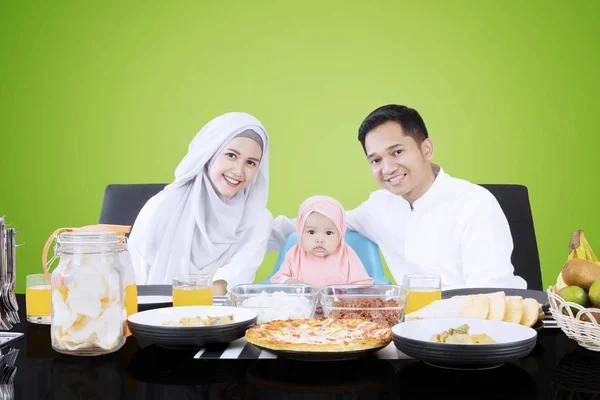 Ouders en dochter samen lachen — Stockfoto