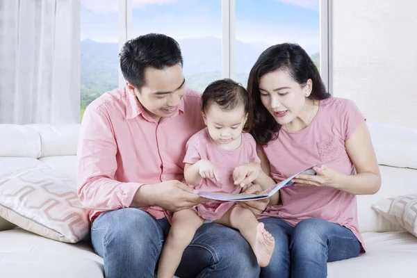 Parents reading story to child — Stock Photo, Image