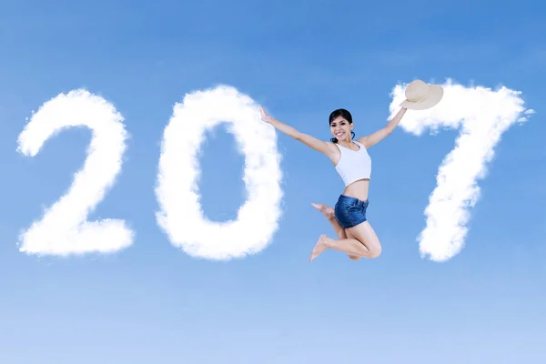 Hübsche Frau springt mit 2017 — Stockfoto