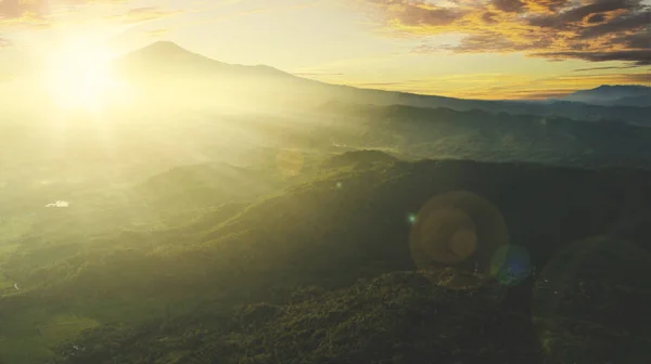 Blick von oben auf das Bergtal bei Sonnenaufgang — Stockfoto