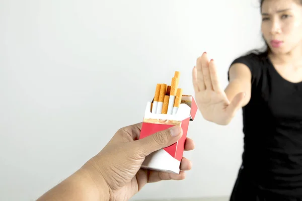 Mujer rechazando cigarrillos — Foto de Stock