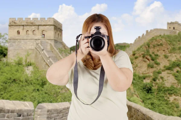 Žena s digitálním fotoaparátem na g — Stock fotografie