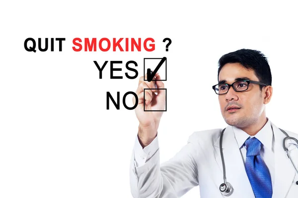 Jovem médico concorda em parar de fumar — Fotografia de Stock