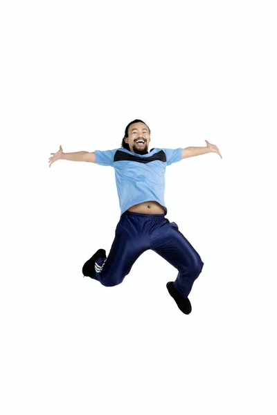 Junger Mann springt in Studio — Stockfoto