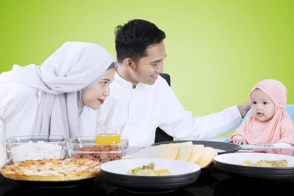 Padres jóvenes comiendo con un niño —  Fotos de Stock