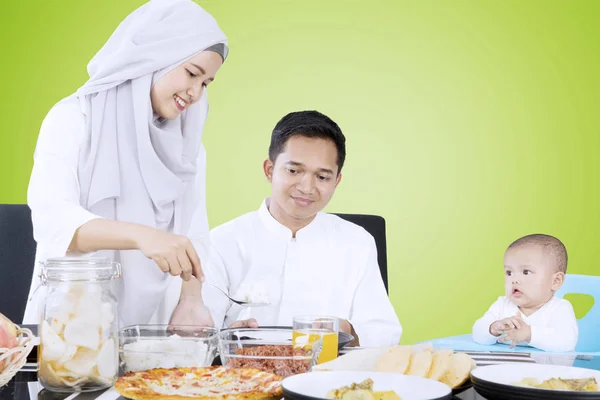 Junge Frau bereitet Essen für Familie zu — Stockfoto