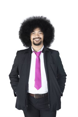 Afro işadamı emin görünüyor