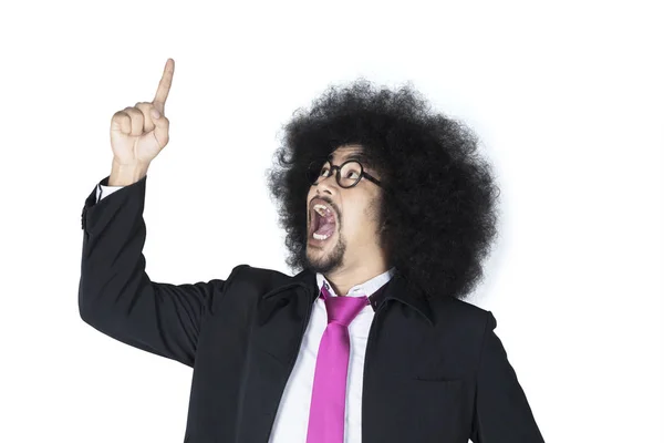 Afro hombre de negocios apuntando hacia arriba — Foto de Stock