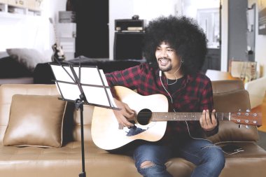 Afro adam evde gitar çalmak 