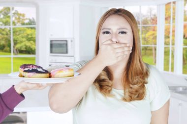 Sarı saçlı kadın kapalı ağız 