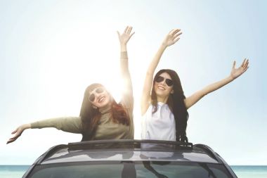 Neşeli kadınlar araba sunroof özgürlüğü zevk 