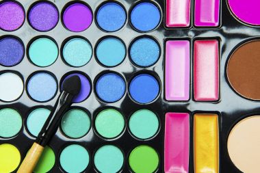 Göz farı paleti ve fırça 