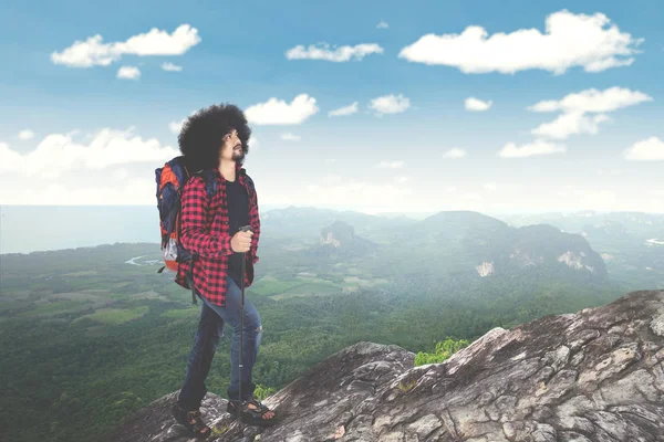 Afro homem caminha uma montanha — Fotografia de Stock