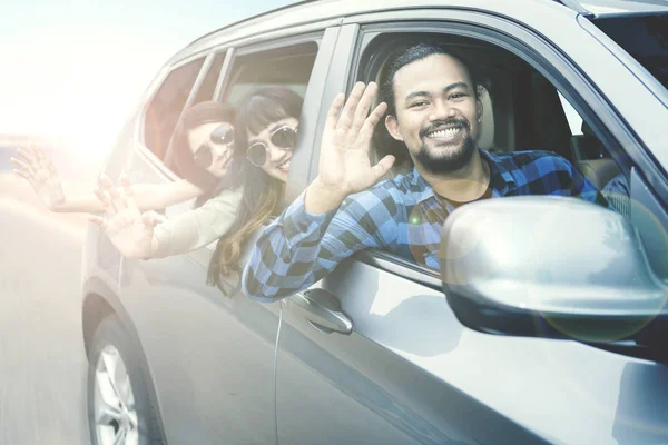 Afro homme avec ses amis en voiture — Photo