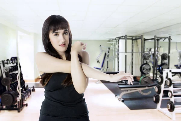 Arap kadın spor salonunda egzersiz — Stok fotoğraf