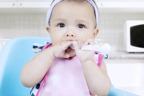 赤ちゃんのお粥を食べることを学ぶ — ストック写真