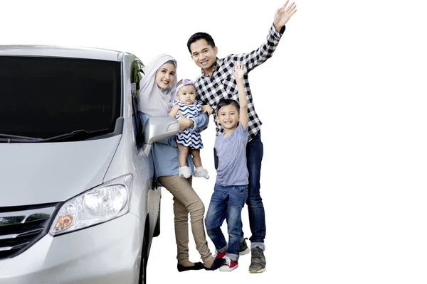 Bela mãe com sua família perto de um carro — Fotografia de Stock