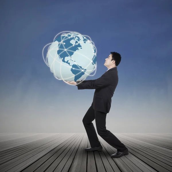 Businessman lifting the earth planet — Stock Photo, Image