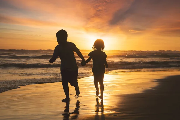 Vrolijke kinderen lopen op strand — Stockfoto