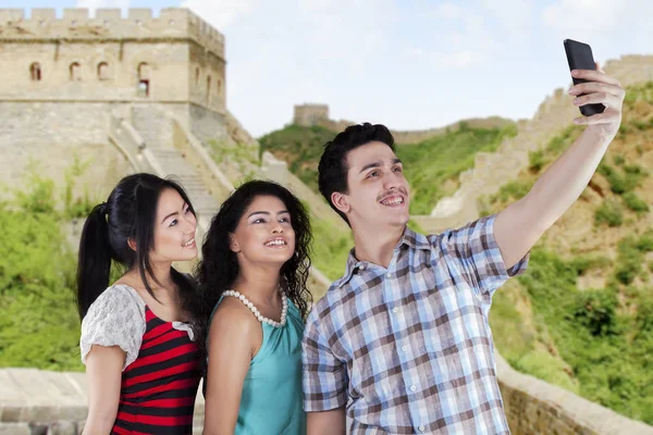 Cheerful teenagers in the Great Wall — Stock Photo, Image