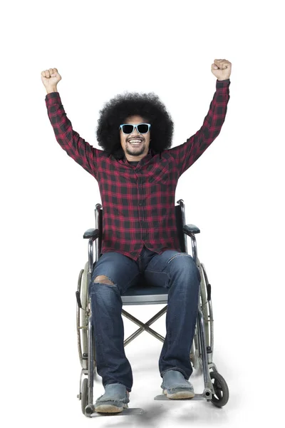 Afrohombre discapacitado se ve feliz en el estudio — Foto de Stock