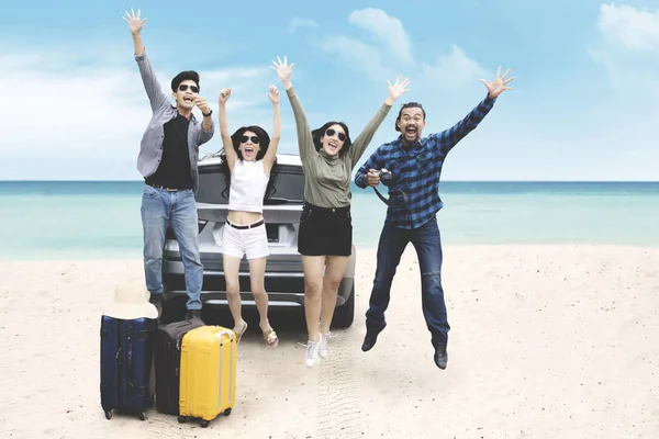 Változatos turisták megjelenés öröm a strandon — Stock Fotó