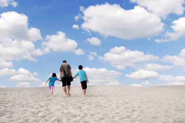 Familie spaziert gemeinsam auf dem Sand — Stockfoto