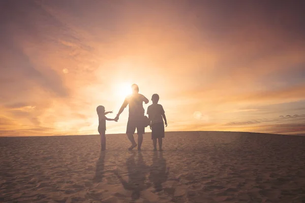 Pai e filhos procurando algo — Fotografia de Stock