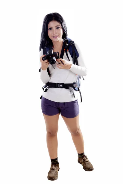 Caminhante feminina com câmera digital em estúdio — Fotografia de Stock