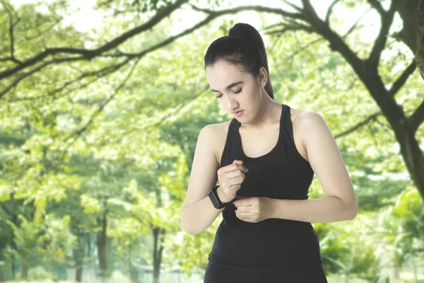 Female runner wearing smart watch — Stock Photo, Image