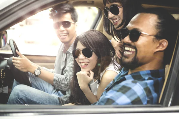 Grupp av vänner som sitter i bilen — Stockfoto