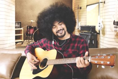 Müzik stüdyosunda gitar gitarist 