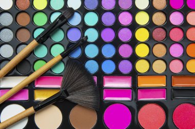 Fırçalar ve göz farı paleti oluşturan 