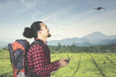 Drone çay plantasyonunda oynayan adam
