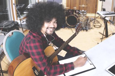 Genç adam müzik stüdyosu şarkı beste 