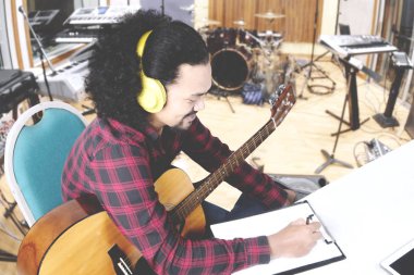 Genç adam pano ile şarkı beste 