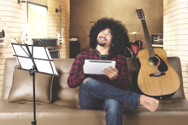 Dijital tablet ile düşünme genç adam