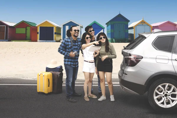 Group of friends standing near the cottage — Stock Photo, Image