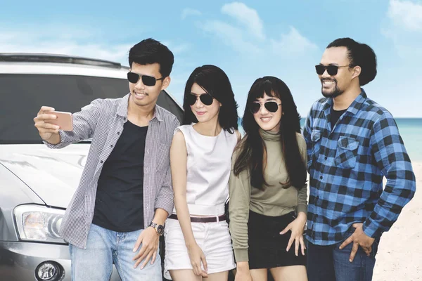 Group of friends taking selfie picture on beach — Stock Photo, Image