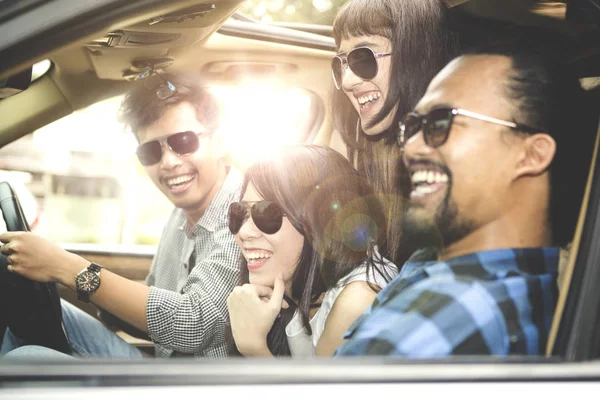 Groupe de jeunes souriants en voiture — Photo