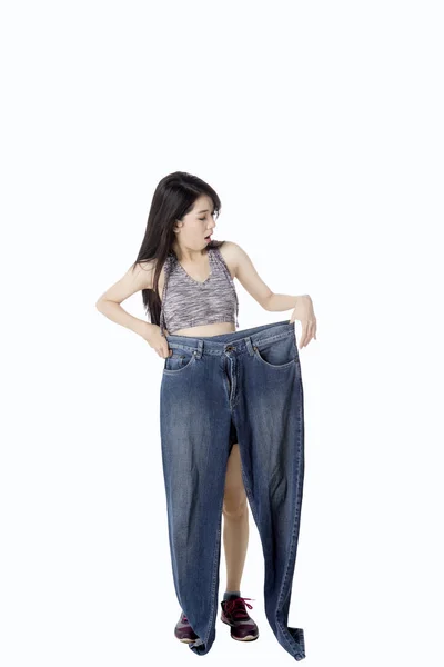 Zdrowa kobieta posiada duży dżinsy — Zdjęcie stockowe