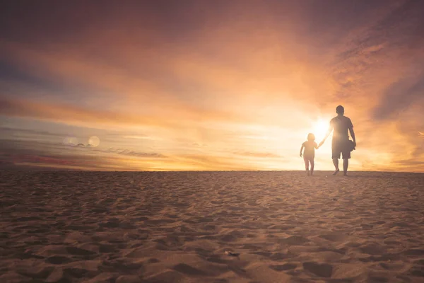 小女孩和父亲在沙子上行走 — 图库照片