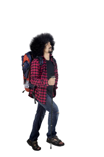 Homem com mochila e poste de trekking — Fotografia de Stock