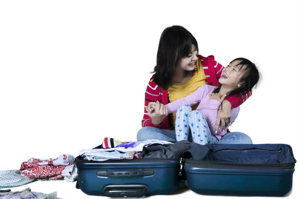 Mãe e filha rindo no estúdio — Fotografia de Stock