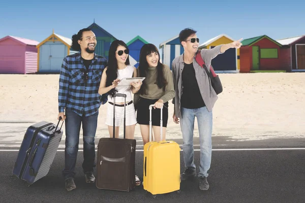 Grupo multirracial de amigos en la playa —  Fotos de Stock