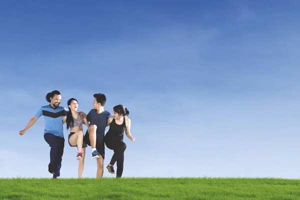 Multirassische Menschen beim Training auf dem Feld — Stockfoto