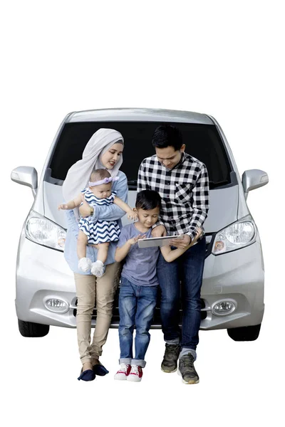 Família muçulmana com carro e tablet em estúdio — Fotografia de Stock