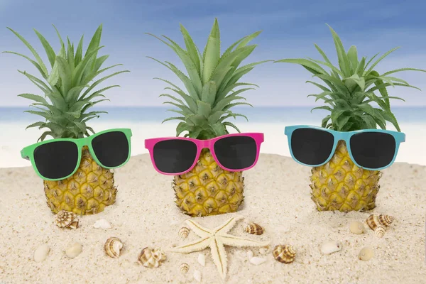 Ananas med solglasögon på stranden — Stockfoto