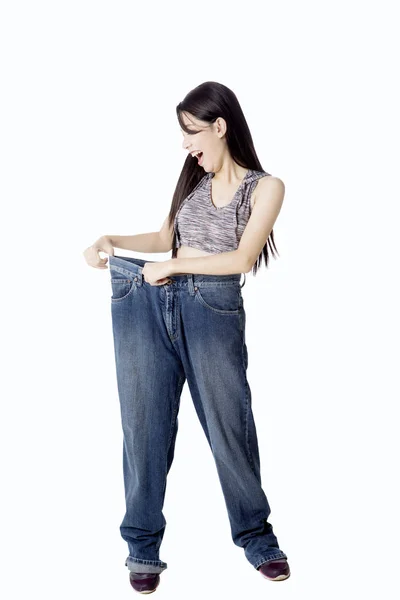 Mooie vrouw draagt haar oude jeans — Stockfoto