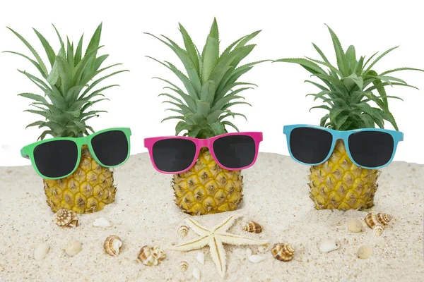 Tre ananas med solglasögon — Stockfoto